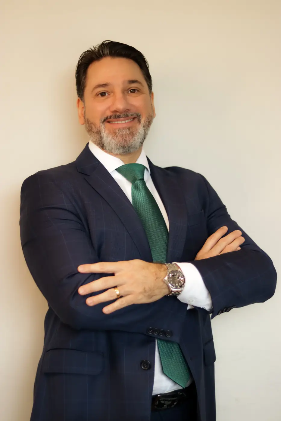 Executivo de braços cruzados, de terno azul