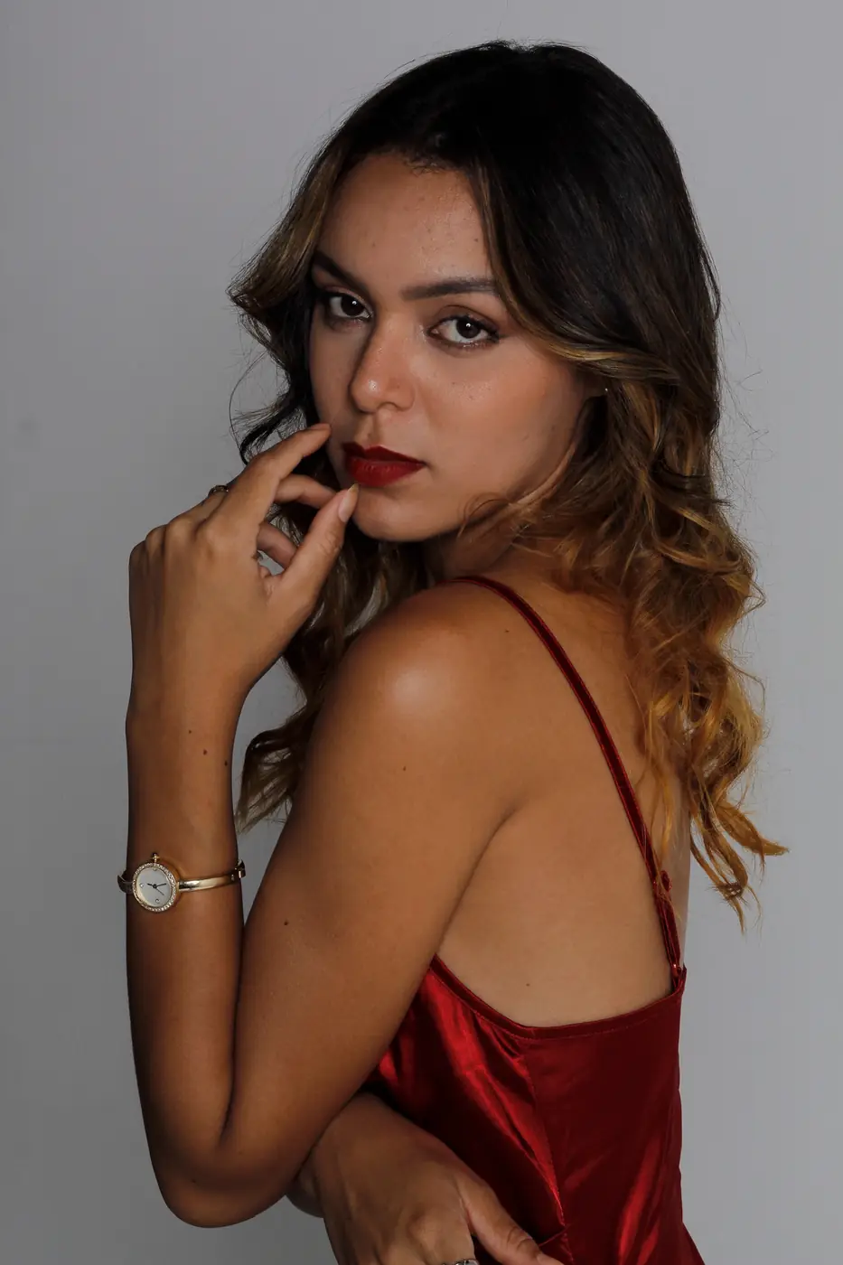 Modelo de vestido vermelho em close